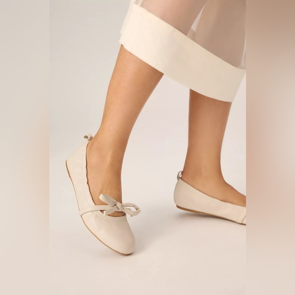 NWOT Silent D Bella Leather Bow Ballet Flats‎ in Oatmilk Size 41